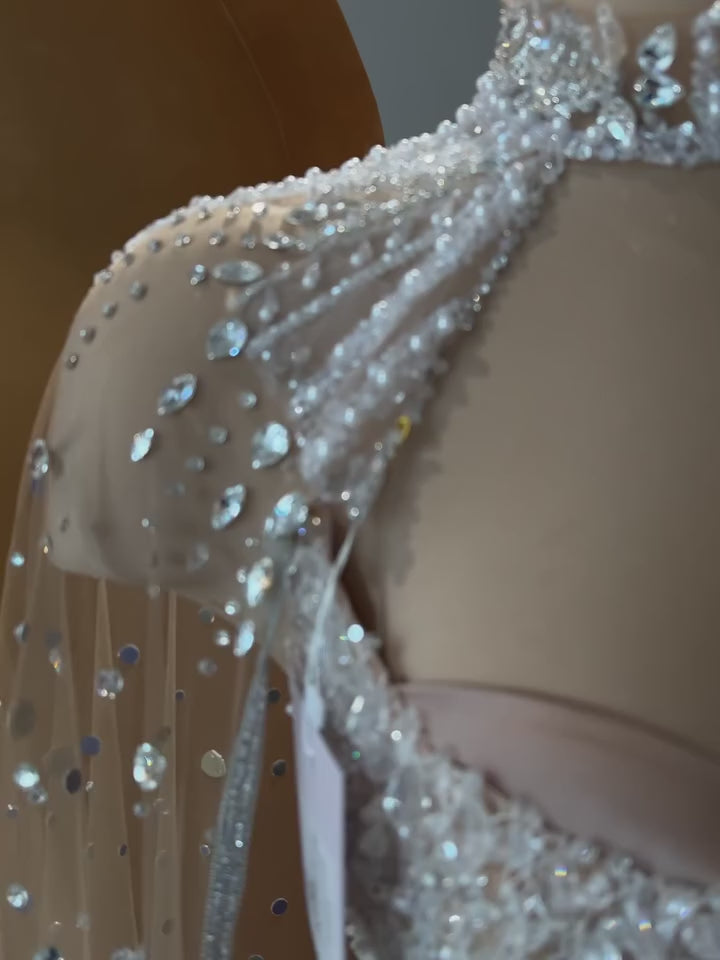 Charger la vidéo : Elegant Beaded Halter Mini Wedding Dress with Cape and Sleeve protectors SW236