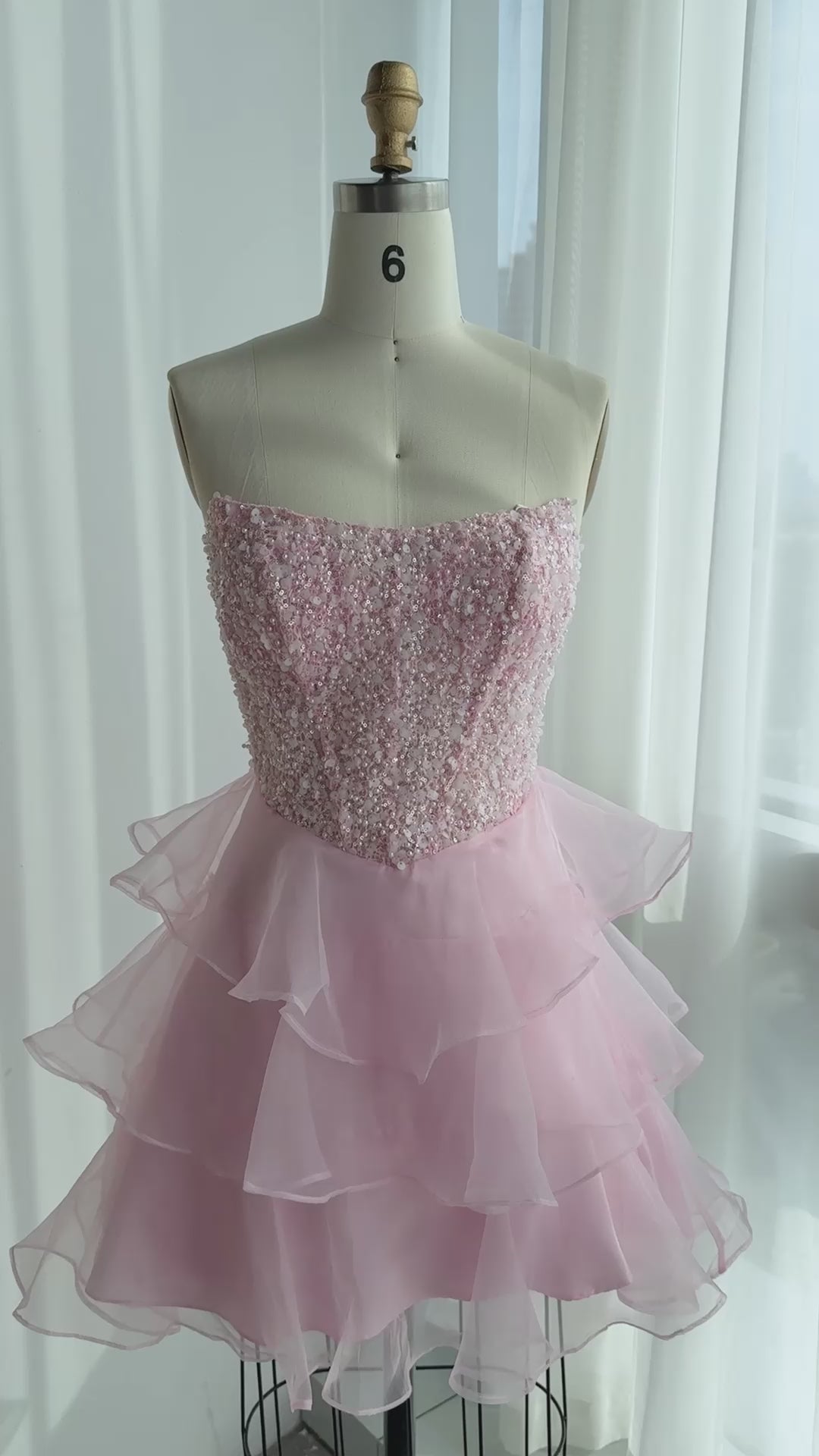 Carica video: Exquisite Pink Strapless Tiered Homecoming Dress