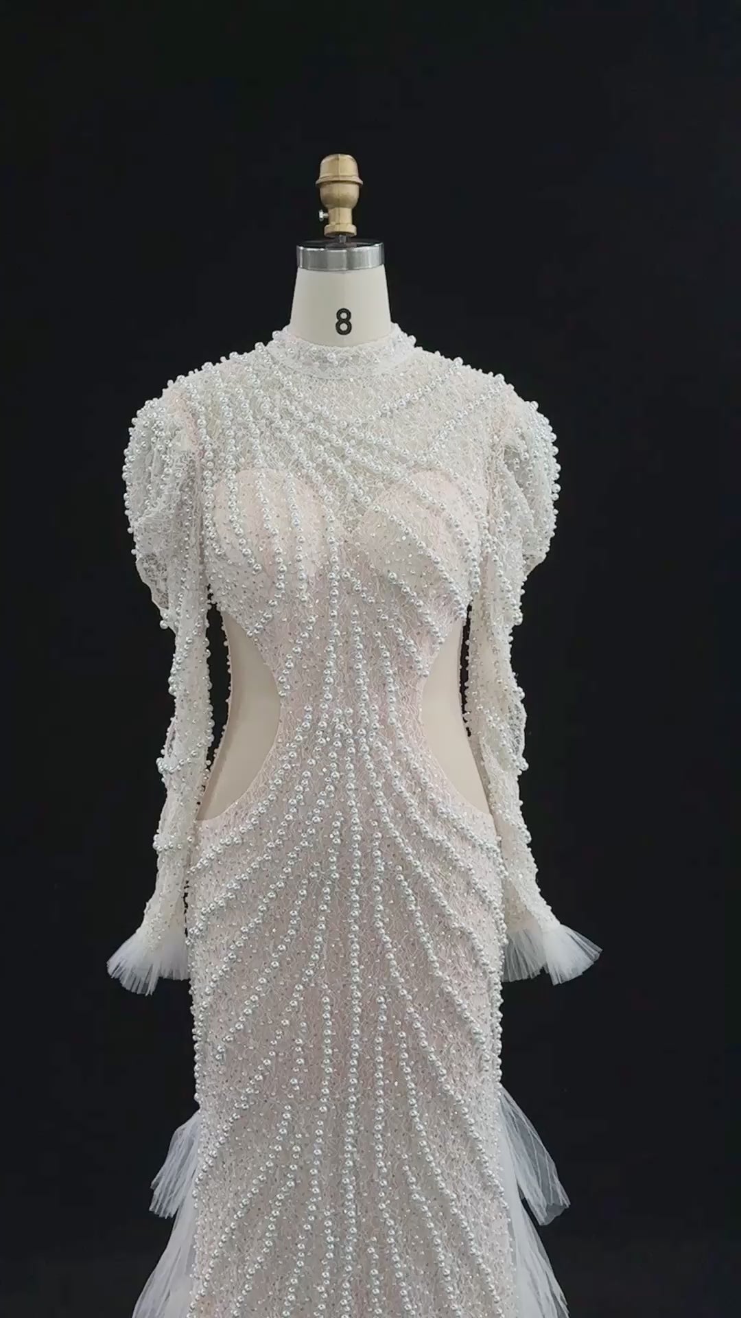 Carica video: White Pearl Beaded Tiered Tulle Mermaid Gown ST103