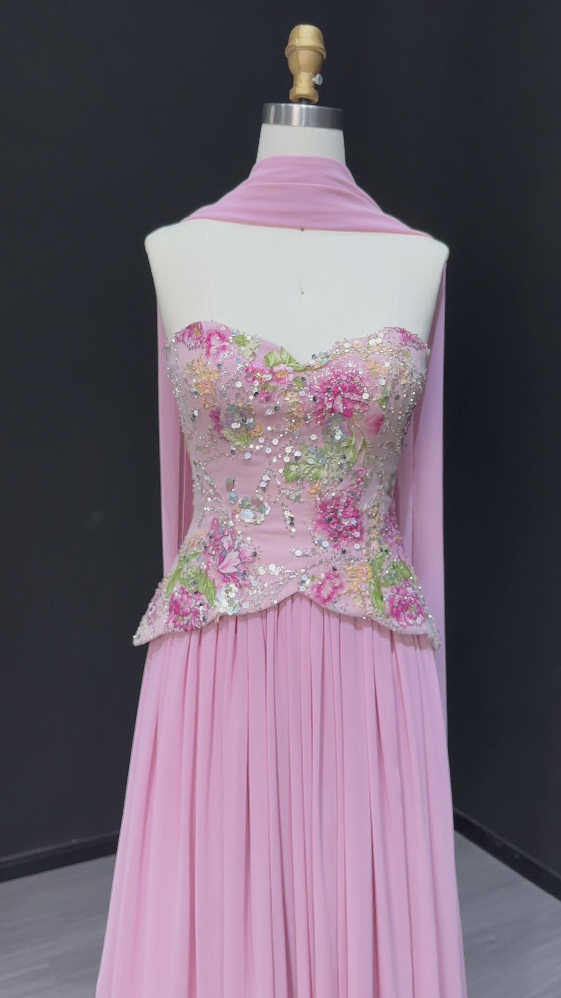Charger la vidéo : Pink Strapless Evening Dress with Floral Beaded Bodice &amp; Chiffon Cape Scarf SS480
