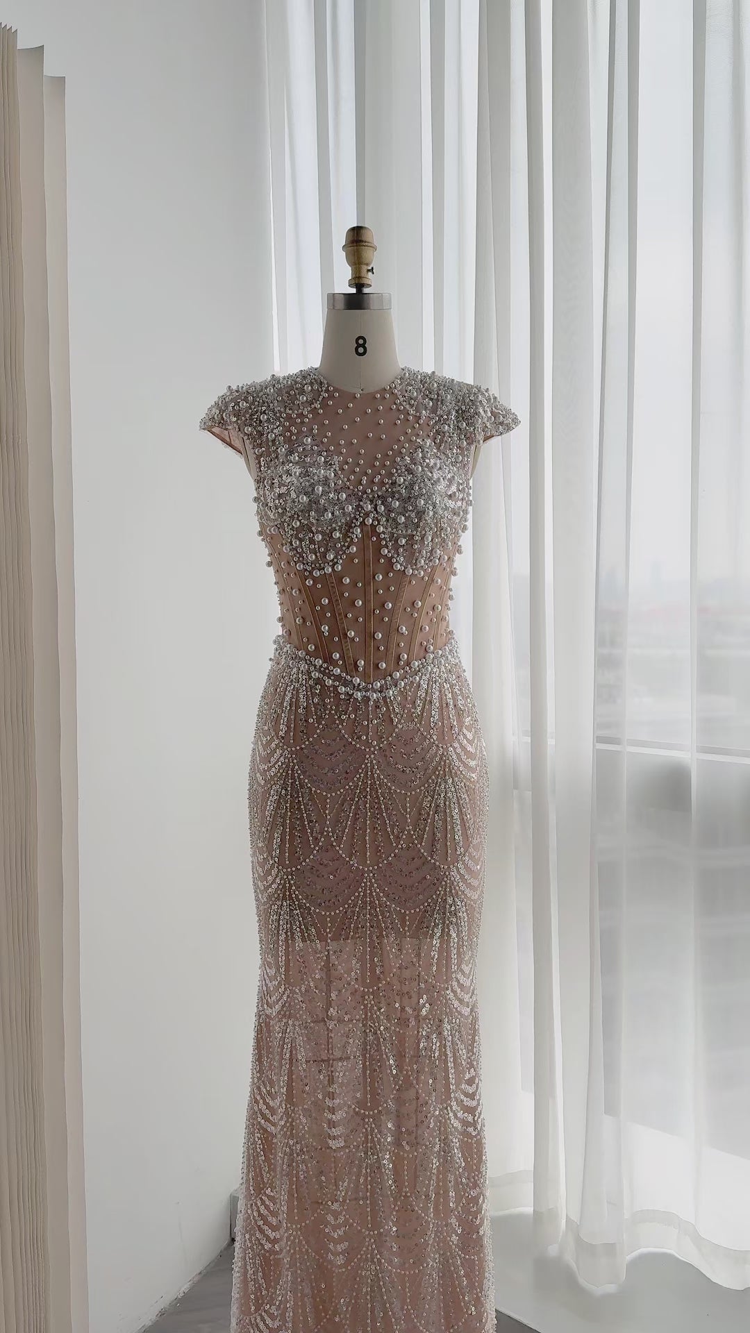 Carica video: White Nude Tulle Beaded Evening Dress