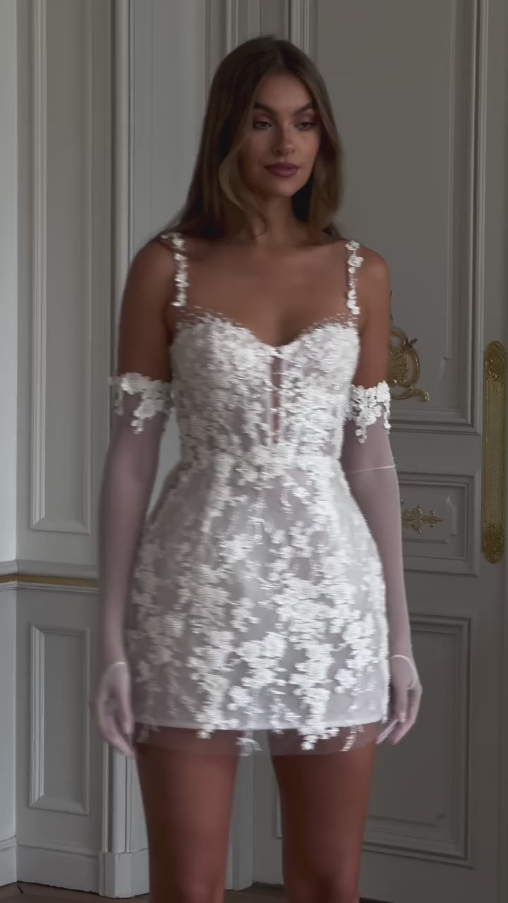 Charger la vidéo : Romantic Preal Appliqué Mini Bridal Dress with Sheer Gloves SW102