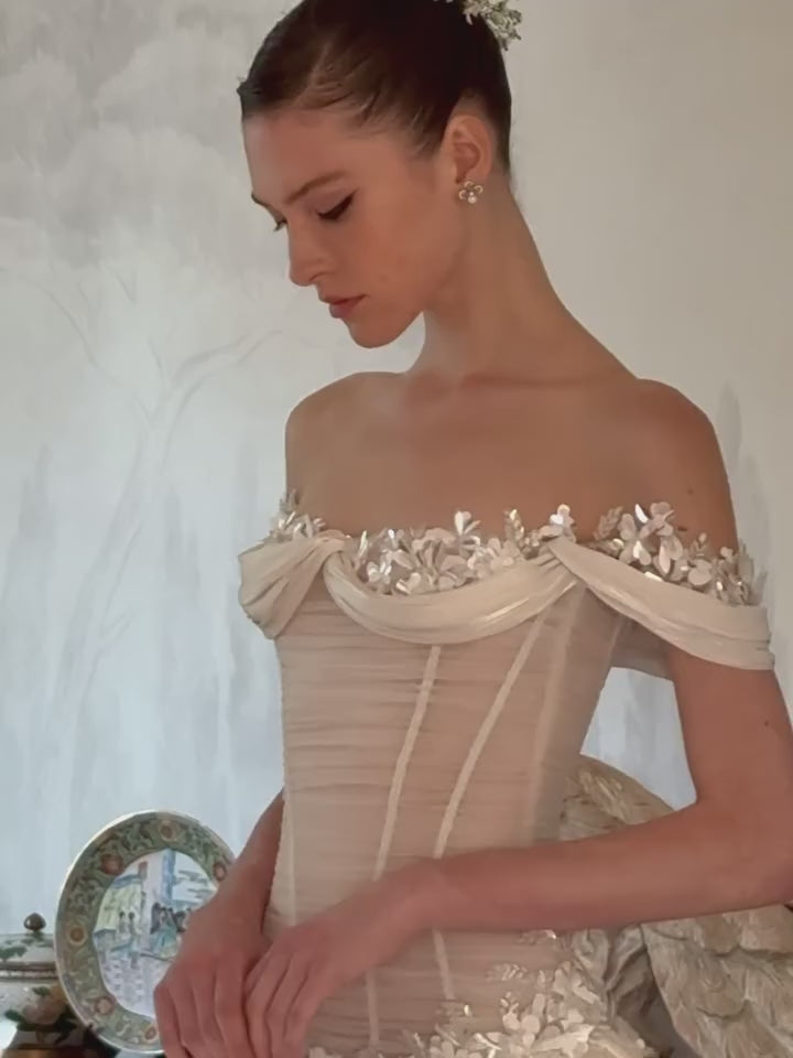 Video laden: Off-the-Shoulder Corset Ball Gown Wedding Dress with Floral SW229