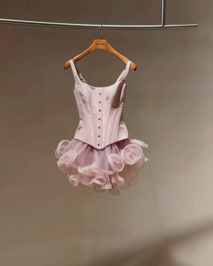 Charger la vidéo : Pink Square Neck Corset Mini Homecoming Dress with 3D Ruffle Tulle RM204