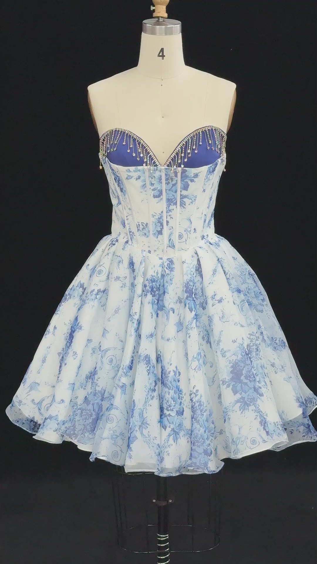 Carregar vídeo: Blue Floral Organza Sweetheart Homecoming Dress