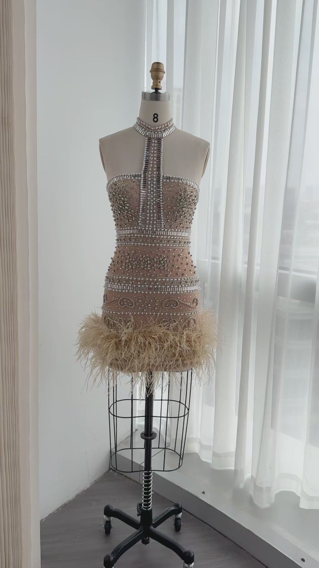 Carregar vídeo: Champagne Halter Beaded Pearl Mini Dress