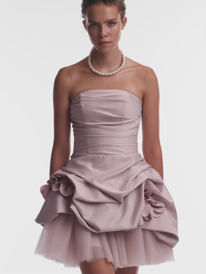 Charger la vidéo : Elegant Strapless Satin Corset Homecoming Dress with 3D Floral Detail RM216