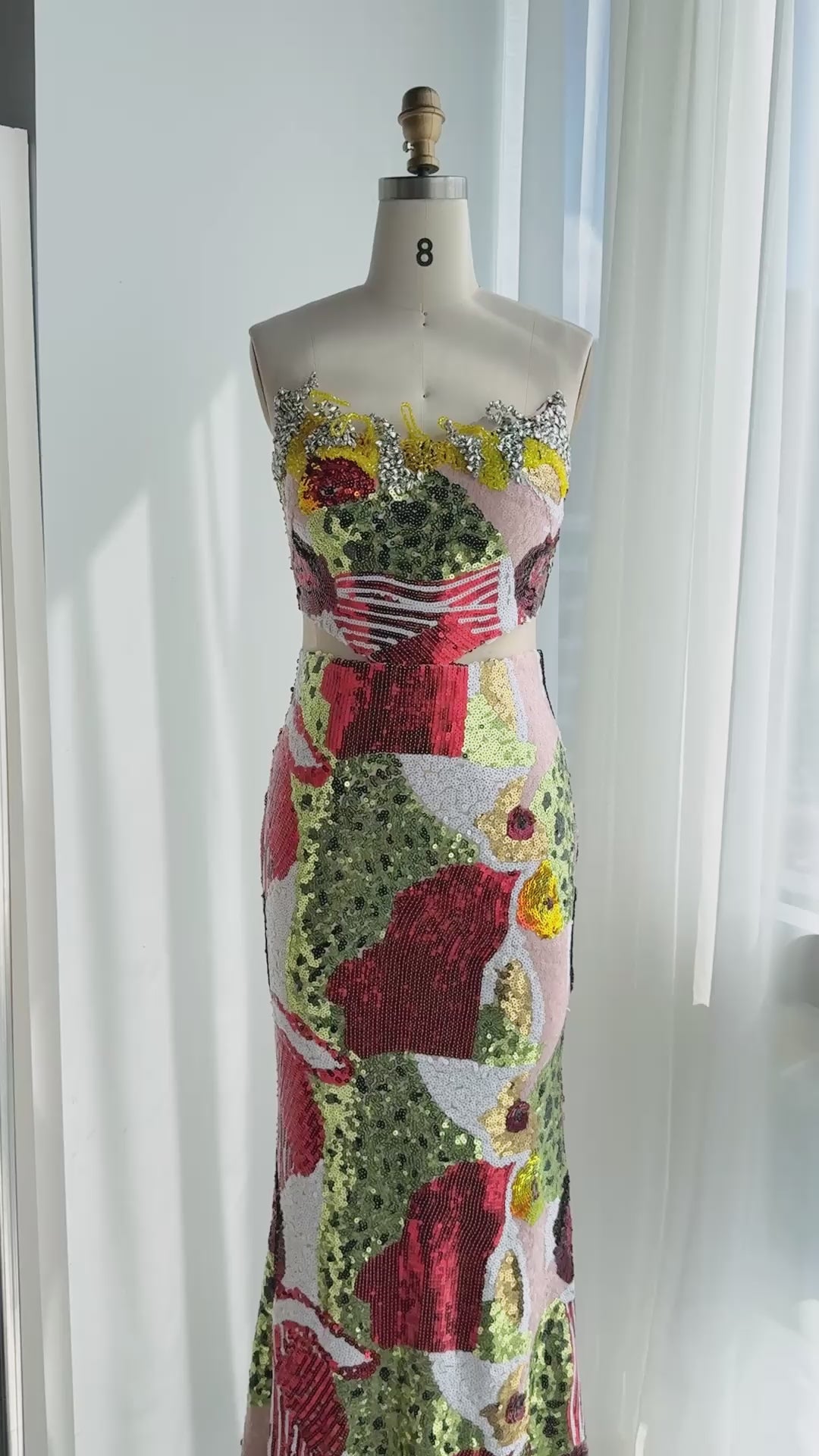 Carica video: Multicolored Sequin Strapless Column Gown ST112