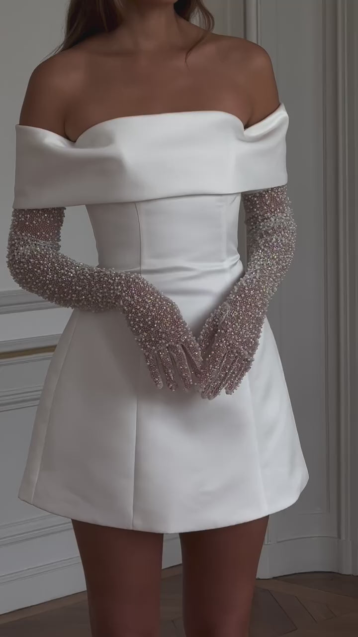Charger la vidéo : Luxury Chic Off Shoulder Satin Mini Wedding Dress with Gloves SW101