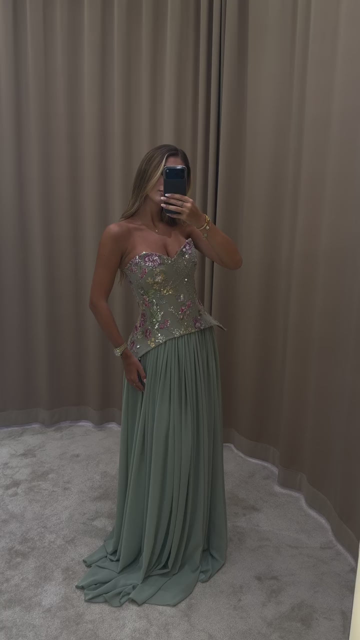 Charger la vidéo : Pink Strapless Evening Dress with Floral Beaded Bodice &amp; Chiffon Cape Scarf SS480