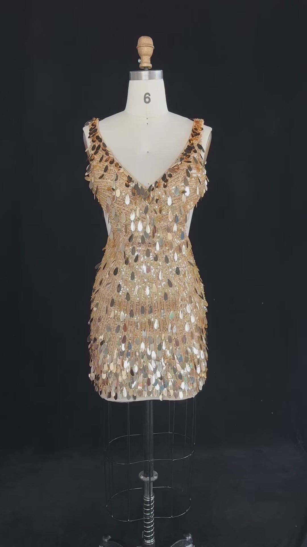 Charger la vidéo : Gold Sequin Cutout Cocktail Dress RM121