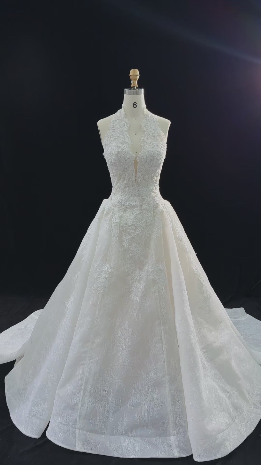 Charger la vidéo : Luxury White Lace Halter Ball Gown Wedding Dress SW596
